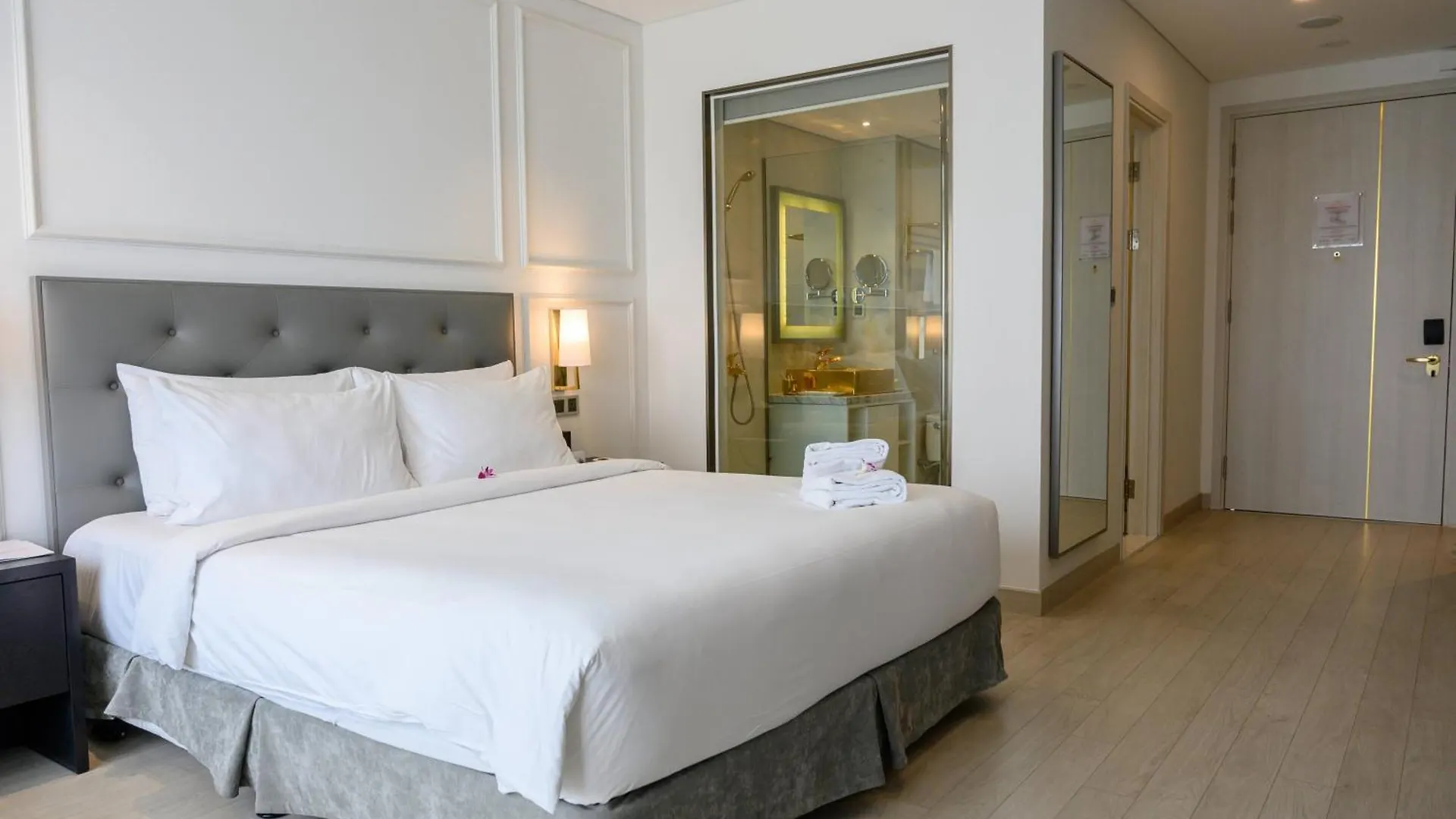 Premium Room With Infinity Pool & City View Da Nang Vietnam